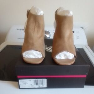 Vince Camuto Tan Sandals with Chunky Heel and Open Toe